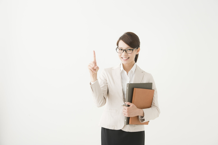 指を指す女性