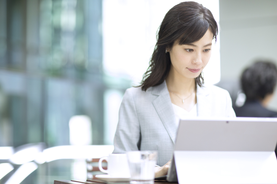 転職を考える女性